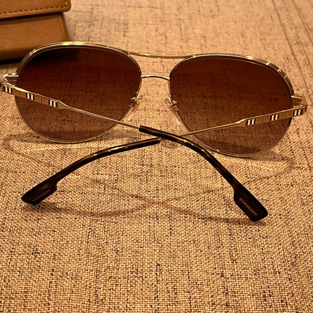 New in box Burberry 59mm sunglasses - Picture 2 of 3